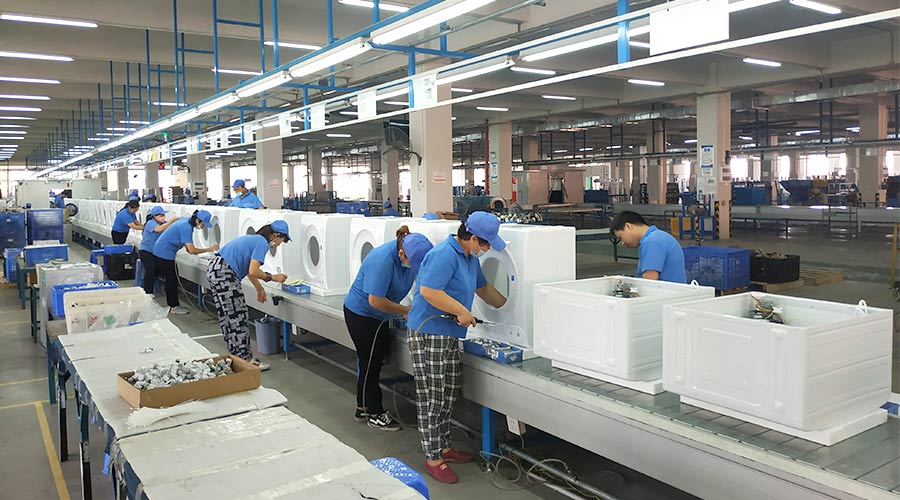 高效率！員工們忙碌地開展巴西客戶的衣物烘干機(jī)生產(chǎn)工作