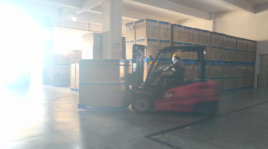 倉(cāng)庫(kù)繁忙，每日多條柜滾筒干衣機(jī)發(fā)往全球