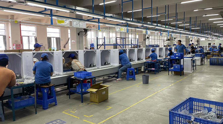 四月訂單高峰，車間繁忙景象